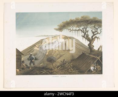 Volcano Gede a West-Java, Carl Wilhelm Mieling (possibile), Royal Dutch Stone Pressure di C.W. MIELING, dopo Frans Wilhelm Junghuhn, stampa del 1854 veduta del vulcano fumante Gede a West-Java con due uomini in primo piano in una casa e due uomini seduti sotto un rifugio. Numerato sopra XV Il vulcano di carta dell'Aia West-Java Foto Stock