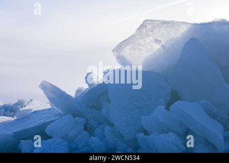 Hummock di ghiaccio sul Mar Baltico ghiacciato in una giornata invernale, foto ravvicinata Foto Stock