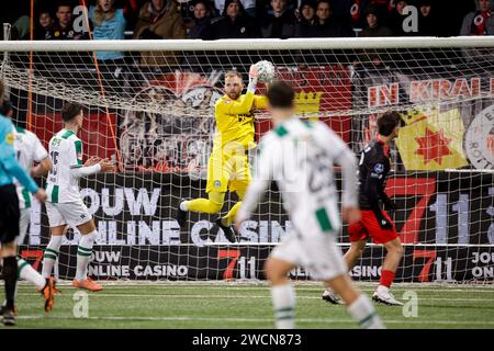 Rotterdam, Paesi Bassi. 16 gennaio 2024. ROTTERDAM, PAESI BASSI - 16 GENNAIO: Il portiere Hidde Jurjus del FC Groningen prende il pallone durante la partita della TOTO KNVB Cup tra Excelsior Rotterdam e FC Groningen al Van Donge & De Roo Stadion il 16 gennaio 2024 a Rotterdam, Paesi Bassi. (Foto di Broer van den Boom/Orange Pictures) credito: Orange Pics BV/Alamy Live News Foto Stock