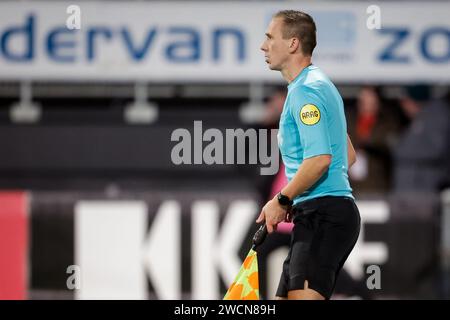 Rotterdam, Paesi Bassi. 16 gennaio 2024. ROTTERDAM, PAESI BASSI - 16 GENNAIO: Assistente arbitro Maarten Ketting durante la partita di Coppa TOTO KNVB tra Excelsior Rotterdam e FC Groningen al Van Donge & De Roo Stadion il 16 gennaio 2024 a Rotterdam, Paesi Bassi. (Foto di Broer van den Boom/Orange Pictures) credito: Orange Pics BV/Alamy Live News Foto Stock