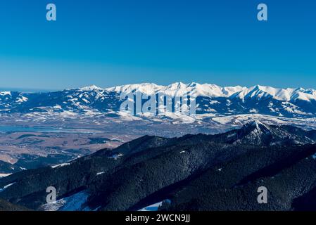 Sina e Tatra occidentali dalla collina di Chabenec nelle montagne dei Low Tatras in Slovacchia durante una splendida giornata invernale Foto Stock