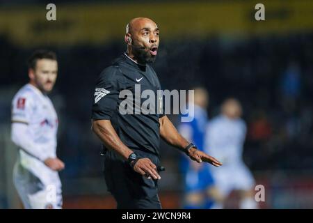 Eastleigh, Regno Unito. 16 gennaio 2024. Il 16 gennaio 2024 l'arbitro Sam Allison reagisce durante la partita Eastleigh FC vs Newport County FC Emirates fa Cup 3rd Round Replay al Silverlake Stadium di Eastleigh, Inghilterra, Regno Unito Credit: Every Second Media/Alamy Live News Foto Stock