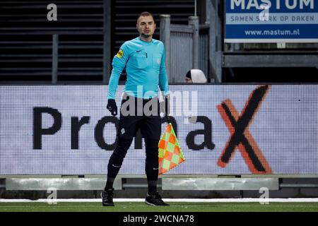 Rotterdam, Paesi Bassi. 16 gennaio 2024. ROTTERDAM, PAESI BASSI - 16 GENNAIO: Assistente arbitro Joey Waleveld durante la partita di Coppa TOTO KNVB tra Excelsior Rotterdam e FC Groningen al Van Donge & De Roo Stadion il 16 gennaio 2024 a Rotterdam, Paesi Bassi. (Foto di Broer van den Boom/Orange Pictures) credito: dpa/Alamy Live News Foto Stock