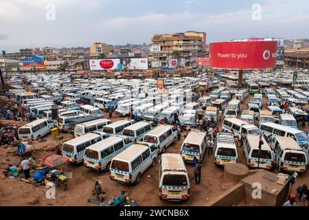 Uganda. Un deposito di autobus pieno di autobus di trasporto in Uganda. Foto Stock