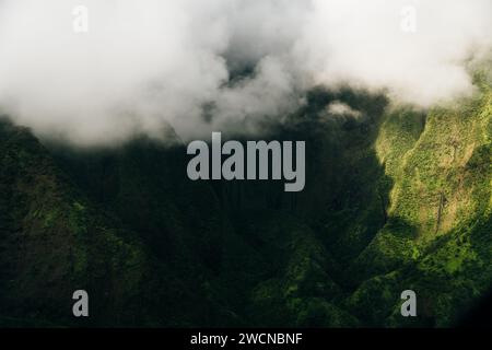 Nuvole che girano intorno alle montagne di kauai viste dall'elicottero. Foto di alta qualità Foto Stock