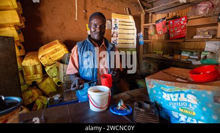 Nord Uganda, distretto di Kitgum. Ritratto di un imprenditore nel suo negozio. Solo per uso editoriale. Foto Stock