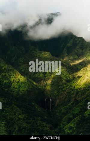 Nuvole che girano intorno alle montagne di kauai viste dall'elicottero. Foto di alta qualità Foto Stock