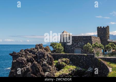 La piccola fortezza di forte Sao Joao Baptista sulla costa di Porto Moniz, Madeira, Portogallo Foto Stock