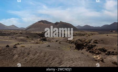 Paesaggio vulcanico con vista sulla Caldera de Los Cuervos, il Parco Nazionale Timanfaya, Lanzarote, le Isole Canarie, Spagna Foto Stock