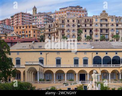 Vista dal Palazzo di Andrea Doria alla città alta di Genova, sulla destra l'ex Grand Hotel Miramare, costruito nel 1903, Piazza dei Principe Foto Stock