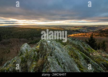 Paesaggio presso il Grosser Zacken, regione vulcanica del Taunus. Una giornata d'autunno nuvolosa e soleggiata, prati, colline, campi e foreste con vista del tramonto. Foto Stock