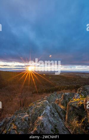 Paesaggio presso il Grosser Zacken, regione vulcanica del Taunus. Una giornata d'autunno nuvolosa e soleggiata, prati, colline, campi e foreste con vista del tramonto. Foto Stock