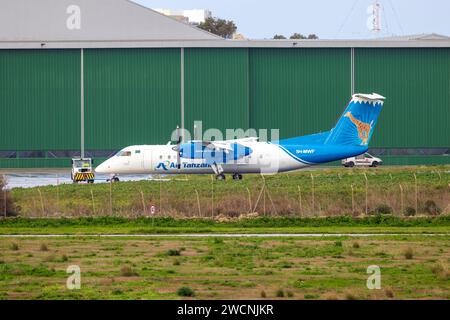 Air Tanzania Bombardier DHC-8-311Q Dash 8 (Reg.: 5H-MWF) al traino per motori fuori dall'hangar di Medavia. Foto Stock