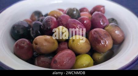 Recipiente in ceramica ripieno con olive sott'aceto tagliate. Metodo tradizionale con lo scopo di eliminare naturalmente l'amaro Foto Stock