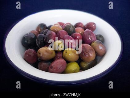 Recipiente in ceramica ripieno con olive sott'aceto tagliate. Metodo tradizionale con lo scopo di eliminare naturalmente l'amaro Foto Stock