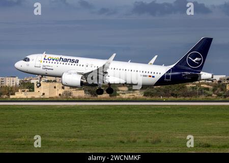 Lufthansa Airbus A320-271N (REG: D-AINY) nello speciale LoveHansa Livery. Foto Stock