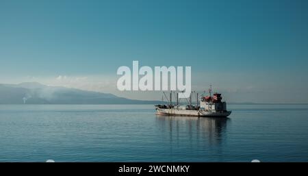 Grande peschereccio commerciale in mare. Grande nave da pesca nel mare, sulla costa dell'Albania. Peschereccio in mare, Foto Stock