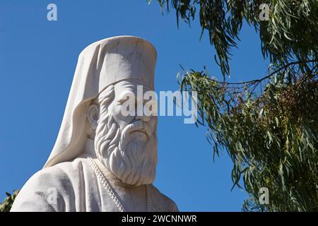 Busto bianco di un sacerdote odosso, Una statua bianca di un uomo barbuto davanti a un cielo azzurro, vicino ad Askifou, Kallikratis, Sfakia, Creta Occidentale, Creta Foto Stock