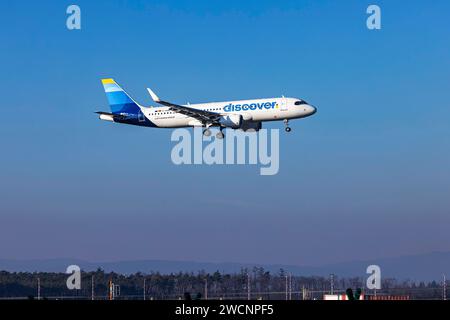 Scopri gli aerei delle compagnie aeree con un nuovo design all'avvicinarsi, l'aeroporto di Francoforte e l'aeroporto di Fraport. Immatricolazione dell'aeromobile: D-AIWB, DISCOVER AIRLINES, AIRBUS Foto Stock