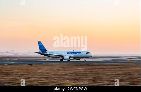 Discovery Airlines Aircraft decolla la mattina presto, nuovo design, immatricolazione dell'aeromobile: D-AIUZ, DISCOVER AIRLINES, AIRBUS A320-200, Fraport Foto Stock