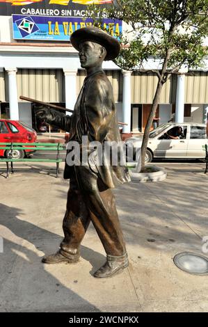 Statua in bronzo di Benny More a Cienfuegos, cantante cubano, 1919, 1963, Cienfuegos, Cuba, grandi Antille, Caraibi, America centrale Foto Stock