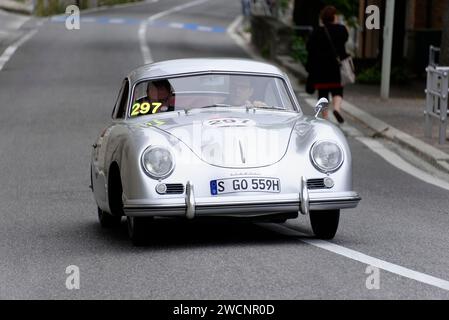 Mille miglia 2014 o 1000 miglia, No. 297 Porsche 356 1500 Speedster, costruita nel 1954, gara di auto d'epoca, San Marino, Italia Foto Stock