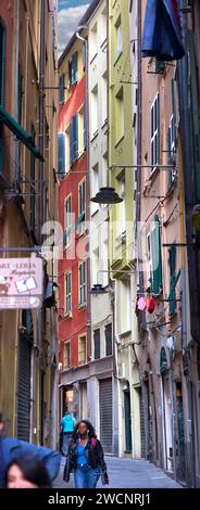 Alti edifici residenziali in uno stretto vicolo nel centro storico di Genova, Italia Foto Stock