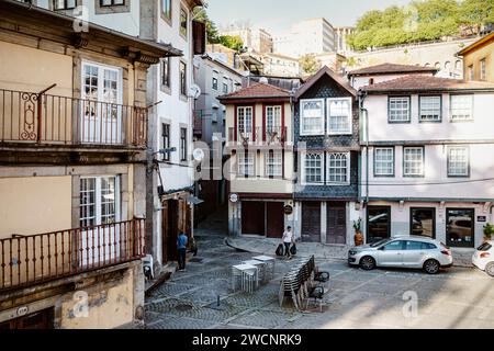 Porto, Portogallo, 17 aprile 2023: Mattinata lenta con persone che gestiscono le loro commissioni Foto Stock