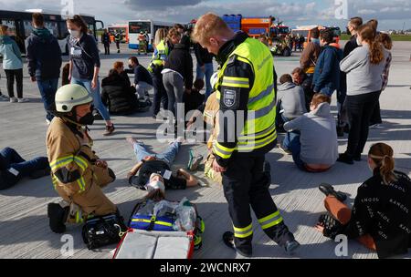 Esercitazione di emergenza dell'AESA presso l'aeroporto BER, i servizi di emergenza hanno provato un'emergenza nella zona di sicurezza aerea. La compagnia aeroportuale ha provato per un Foto Stock