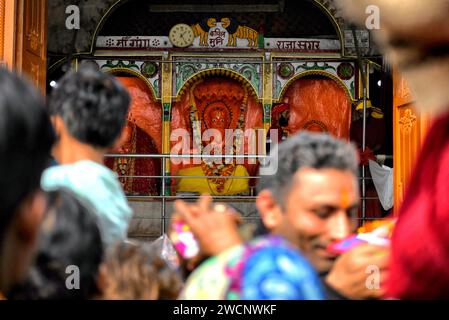 Sagar Island, India. 14 gennaio 2024. Pellegrini indù sono visti davanti all'idolo di Kapil Muni (Signore indù) a Gangasagar . Gangasagar è uno dei luoghi religiosi per i pellegrini indù situati nella baia del Bengala, dove ogni anno milioni di devoti vengono a fare un bagno Santo durante Makar Sankranti (transizione del Sole) come da calendario indù e offrono preghiere al Tempio Kapil Muni. La data di questo Festival di solito cade tra il 13 e il 15 gennaio di ogni anno. Credito: SOPA Images Limited/Alamy Live News Foto Stock