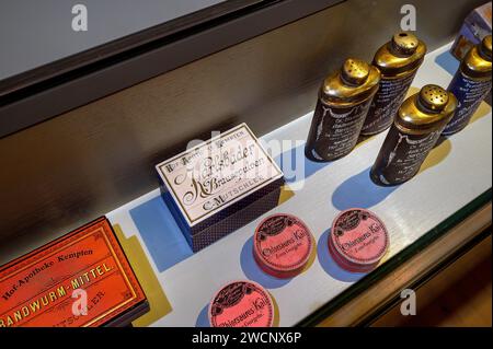 Camera con vecchie medicine, utensili della farmacia di corte, Museo Kempten nella Zumsteinhaus, Kempten, Allgaeu, protetta dal patrimonio culturale. Baviera, Germania Foto Stock