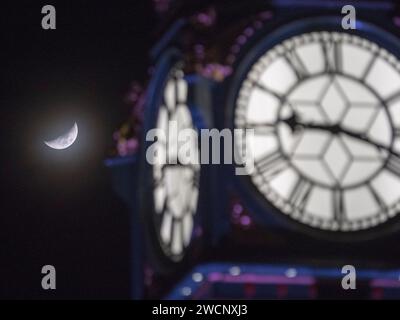 Sheerness, Kent, Regno Unito. 16 gennaio 2024. Tempo nel Regno Unito: La luna a mezzaluna vista con la torre dell'orologio Sheerness in una fredda serata nel Kent. Crediti: James Bell/Alamy Live News Foto Stock