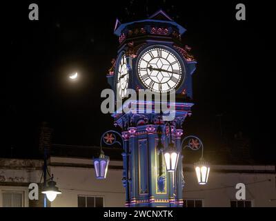 Sheerness, Kent, Regno Unito. 16 gennaio 2024. Tempo nel Regno Unito: La luna a mezzaluna vista con la torre dell'orologio Sheerness in una fredda serata nel Kent. Crediti: James Bell/Alamy Live News Foto Stock