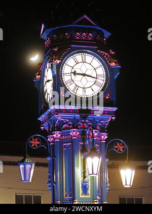 Sheerness, Kent, Regno Unito. 16 gennaio 2024. Tempo nel Regno Unito: La luna a mezzaluna vista con la torre dell'orologio Sheerness in una fredda serata nel Kent. Crediti: James Bell/Alamy Live News Foto Stock