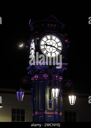 Sheerness, Kent, Regno Unito. 16 gennaio 2024. Tempo nel Regno Unito: La luna a mezzaluna vista con la torre dell'orologio Sheerness in una fredda serata nel Kent. Crediti: James Bell/Alamy Live News Foto Stock