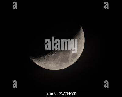 Sheerness, Kent, Regno Unito. 16 gennaio 2024. Tempo nel Regno Unito: La luna a mezzaluna vista con la torre dell'orologio Sheerness in una fredda serata nel Kent. Crediti: James Bell/Alamy Live News Foto Stock