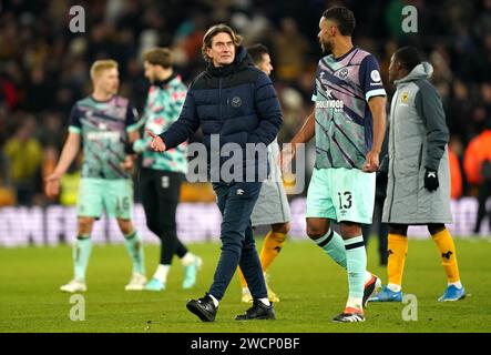 Il manager di Brentford Thomas Frank (a sinistra) con il giocatore di Brentford Mathias Zanka Jorgensen dopo i tempi supplementari nella partita di replay del terzo turno della Emirates fa Cup al Molineux Stadium, Wolverhampton. Data immagine: Martedì 16 gennaio 2024. Foto Stock