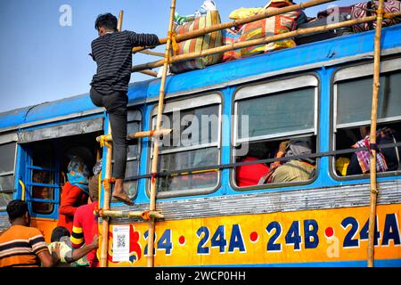 Sagar Island, India. 14 gennaio 2024. Un autobus sovraccarico, pieno di pellegrini a Gangasagar. Gangasagar è uno dei luoghi religiosi per i pellegrini indù situati nella baia del Bengala, dove ogni anno milioni di devoti vengono a fare un bagno Santo durante Makar Sankranti (transizione del Sole) come da calendario indù e offrono preghiere al Tempio Kapil Muni. La data di questo Festival di solito cade tra il 13 e il 15 gennaio di ogni anno. (Foto di Avishek Das/SOPA Images/Sipa USA) credito: SIPA USA/Alamy Live News Foto Stock