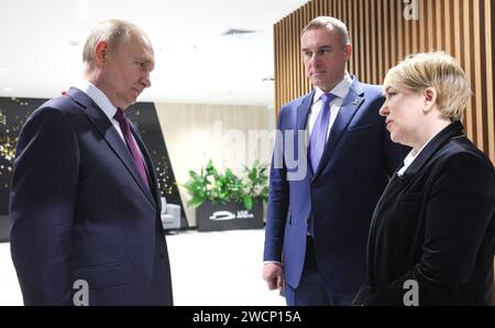 Odintsovo, Russia. 16 gennaio 2024. Il presidente russo Vladimir Putin, a sinistra, parla con il sindaco di Veliky Novgorod Alexander Rozbaum, centro, e co-presidente dell'Associazione All-Russian per lo sviluppo dell'autogoverno locale Irina Guseva, proprio prima del Forum municipale All-Russian Small Motherland - The Strength of Russia at Live Arena, 16 gennaio 2024 a Odintsovo, Oblast' di Mosca, Russia. Crediti: Gavriil Grigorov/Cremlino Pool/Alamy Live News Foto Stock