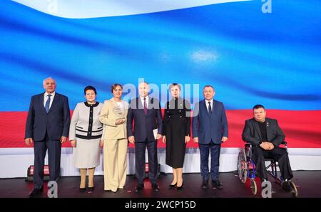 Odintsovo, Russia. 16 gennaio 2024. Il presidente russo Vladimir Putin, centro, posa per una foto di gruppo con i vincitori dei premi Sluzhenie All-Russian Municipal Service Awards alla Live Arena, 16 gennaio 2024 a Odintsovo, Oblast' di Mosca, Russia. Crediti: Gavriil Grigorov/Cremlino Pool/Alamy Live News Foto Stock