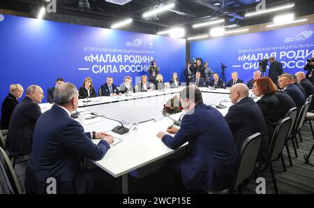 Odintsovo, Russia. 16 gennaio 2024. Il presidente russo Vladimir Putin, a sinistra, incontra i capi dei comuni durante il Forum municipale All-Russian Small Motherland - la forza della Russia alla Live Arena, il 16 gennaio 2024 a Odintsovo, Oblast' di Mosca, Russia. Crediti: Gavriil Grigorov/Cremlino Pool/Alamy Live News Foto Stock