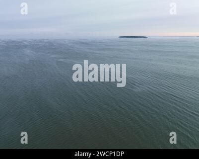 Estonia, Mar Baltico in inverno, vento dalla riva, vista di una piccola isola. Foto di alta qualità Foto Stock