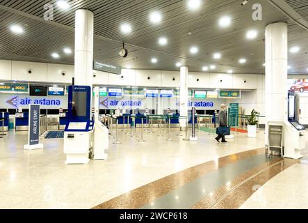 Terminal delle partenze dell'aeroporto di Astana, area check-in. Kazakistan Foto Stock