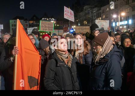 Bis zu 30,000 Menschen haben sich nach Angaben der Polizei Köln am Dienstagabend dem 16.01.2024 auf dem Heumarkt versammelt, um gegen die AfD zu demonstrieren. Die Erwartungen der Organisatoren wurden angesichts dieses Massenandrangs um ein Vielfaches übertroffen. *** Secondo la polizia di Colonia, fino a 30.000 persone si sono riunite sulla Heumarkt martedì sera per manifestare contro l'AfD. Le aspettative degli organizzatori sono state superate molte volte in vista di questa affluenza di massa. Nordrhein-Westfalen Deutschland, Germania Demo Koeln006 Foto Stock