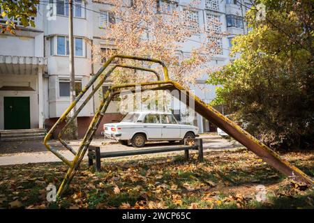 parcheggio lada dietro un parco giochi nel quartiere residenziale di chisinau Foto Stock