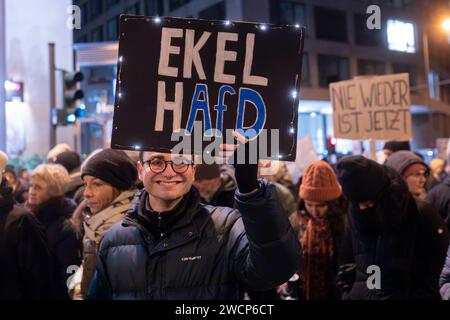 Bis zu 30,000 Menschen haben sich nach Angaben der Polizei Köln am Dienstagabend dem 16.01.2024 auf dem Heumarkt versammelt, um gegen die AfD zu demonstrieren. Die Erwartungen der Organisatoren wurden angesichts dieses Massenandrangs um ein Vielfaches übertroffen. *** Secondo la polizia di Colonia, fino a 30.000 persone si sono riunite sulla Heumarkt martedì sera per manifestare contro l'AfD. Le aspettative degli organizzatori sono state superate molte volte in vista di questa affluenza di massa. Nordrhein-Westfalen Deutschland, Germania Demo Koeln021 Foto Stock