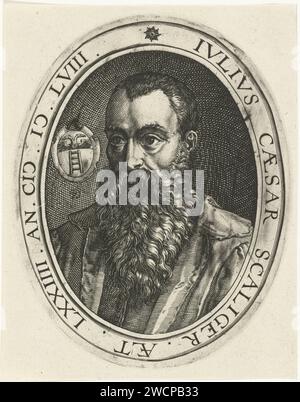 Portret Van Julius Caesar Scaliger, Zachary of Dolaught, dopo Hendrick Goltzius, c. 1590 - c. 1601 stampa Ritratto dell'Umanista Giulio Cesare Scaligero all'età di 74 anni, in Ovaal con scritta edge. Sullo sfondo a sinistra ci sono le armi. Incisione su carta di Leida persone storiche. studioso, filosofo (+ ritratto di studioso, scienziato) Foto Stock