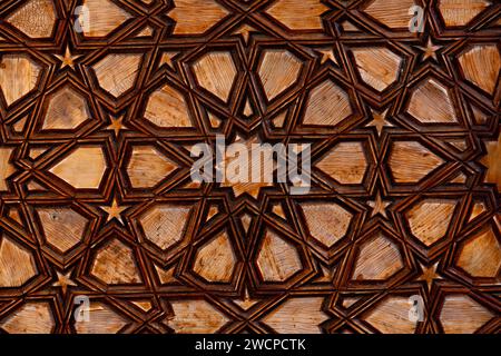 Dettagli geometrici di stile islamico con intricate forme a stella provenienti da una porta di una moschea, frammento architettonico orientale tradizionale artigianale bac Foto Stock