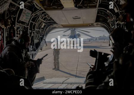 Gli aviatori dell'esercito statunitense assegnati alla 1st Combat Aviation Brigade, 1st Infantry Division 'Task Force Nightmare' e soldati con Cobra Battery, 3rd Battalion, 320th Field Artillery Regiment si preparano per l'addestramento con elicotteri CH-47 Chinook presso Mihail Kogalniceanu Air base, Romania, 11 gennaio 2024. Le unità a rotazione schierate in Europa si addestrano continuamente per aumentare rapidamente le forze pronte al combattimento in tutto il teatro per sostenere l'alleanza NATO e proiettare le forze insieme. (U.S. Army Reserve Photo di SPC. Precious Scott) Foto Stock