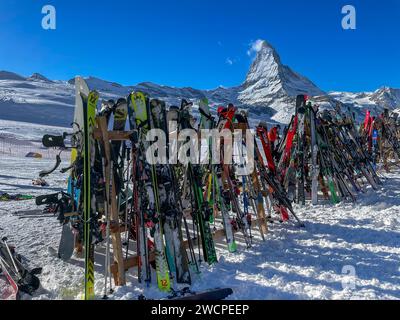 Gli sci riposano su una cremagliera vicino a un rifugio di montagna nella stazione sciistica di Zermatt con il monte Cervino sullo sfondo. Foto Stock